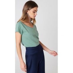 Josefin Ekström for NA-KD T-shirt z odkrytymi ramionami - Green. Zielone t-shirty damskie Josefin Ekström for NA-KD, z bawełny. Za 80.95 zł.