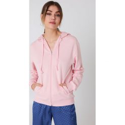 NA-KD Basic Bluza basic z kapturem - Pink. Różowe bluzy damskie NA-KD Basic. W wyprzedaży za 50.48 zł.