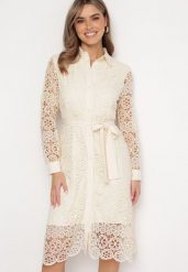 Jasnobeżowa Koszulowa Rozkloszowana Sukienka Midi z Paskiem i Ozdobną Koronką oraz Guzikami Casuva. Brązowe sukienki damskie Born2be, na imprezę, s, bez wzorów, z bawełny, eleganckie, bez kołnierzyka, bez ramiączek, midi, koszulowe. Za 54.99 zł.