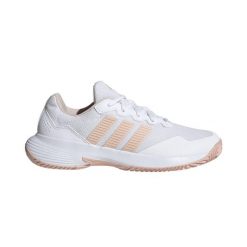 Adidas Gamecourt 2 W biało-różowe, niskie buty sportowe. Białe obuwie sportowe damskie Adidas, bez wzorów. Za 358.50 zł.