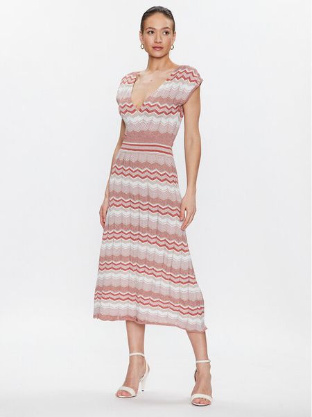 Morgan Sukienka dzianinowa 231-RMFENY Różowy Regular Fit. Czerwone sukienki damskie Morgan, s, bez wzorów, z dzianiny, bez kołnierzyka, bez ramiączek. Za 359.99 zł.