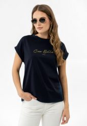 Koszulka z napisem, Comfort Fit, T-CIA. Niebieskie t-shirty damskie Volcano, m, bez wzorów, z bawełny, wakacyjne, bez kołnierzyka. Za 59.99 zł.