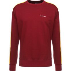 Calvin Klein Jeans SIDE STRIPE Bluza bordeaux. Bluzy męskie marki Calvin Klein Jeans. W wyprzedaży za 494.10 zł.
