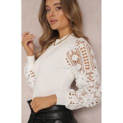 Biały Sweter z Bufiastym i Koronkowym Rękawem Haidione. Białe swetry damskie Renee, s, bez wzorów, z dzianiny, boho, bez kołnierzyka, bez ramiączek, długie, bez kaptura. Za 119.99 zł.