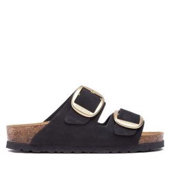 Klapki Birkenstock. Czarne klapki damskie Birkenstock, bez wzorów, bez obcasa. Za 599.99 zł.