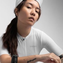 Ultralekka koszulka kolarska damska SIROKO SRX PRO Airy. Białe koszulki sportowe damskie SIROKO, s, bez wzorów, z nylonu, bez kołnierzyka, bez ramiączek, rowerowe. Za 254.00 zł.