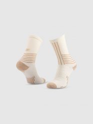 4F Skarpetki trekkingowe długie damskie - beżowe 39-42. Brązowe skarpety damskie 4f, bez wzorów, z wełny. Za 49.99 zł.