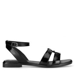 Sandały Lasocki. Czarne klapki damskie Lasocki, bez wzorów, bez obcasa, na płaskiej podeszwie, bez zapięcia. Za 149.99 zł.