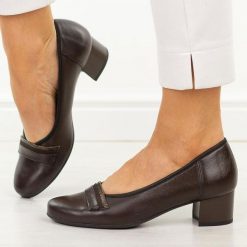 Czarne kawa skórzane Polskie czółenka damskie Suzana 4098. Czarne czółenka damskie Suzana, bez wzorów, ze skóry, eleganckie, z okrągłym noskiem, bez obcasa, na obcasie, bez zapięcia. Za 429.00 zł.