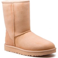 Buty UGG - W Classic Short II 1016223 W/Amb. Brązowe kozaki damskie UGG, ze skóry. W wyprzedaży za 569.00 zł.