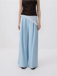 Spodnie z wiskozą - jasnoniebieski. Niebieskie spodnie materiałowe damskie Reserved, l, bez wzorów, z tkaniny. Za 139.99 zł.