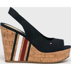 Tommy Hilfiger - Koturny. Niebieskie klapki damskie Tommy Hilfiger, bez wzorów, z gumy, bez obcasa, na koturnie. W wyprzedaży za 319.90 zł.