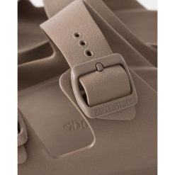 Sandały Birkenstock Arizona Eva Damskie. Brązowe sandały damskie Birkenstock, bez wzorów, bez obcasa, bez zapięcia. Za 314.95 zł.
