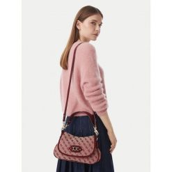 Torebka Guess. Brązowe torebki do ręki damskie Guess, z aplikacjami, klasyczne, bez dodatków. Za 584.99 zł.