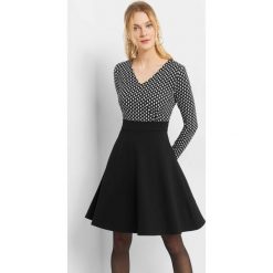 Rozkloszowana sukienka. Czarne sukienki damskie Orsay, w geometryczne wzory, z elastanu, wizytowe, dekolt w kształcie v. Za 79.99 zł.