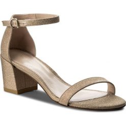 Sandały STUART WEITZMAN - Simple XL92900 Mid Gold Glitterati. Żółte klapki damskie Stuart Weitzman, bez wzorów, z materiału, bez obcasa, na obcasie, bez zapięcia. W wyprzedaży za 1,119.00 zł.