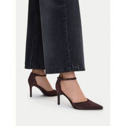Szpilki DeeZee. Brązowe szpilki damskie DeeZee, bez wzorów, bez obcasa, bez zapięcia. Za 129.99 zł.