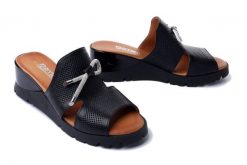 ARTIKER RELAKS 52C0514 czarny, klapki damskie. Czarne klapki damskie Artiker Relaks, bez wzorów, ze skóry, bez obcasa, na koturnie. Za 139.93 zł.