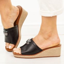 Czarne klapki damskie na koturnie Sergio Leone Kl325. Czarne klapki damskie Sergio Leone, z aplikacjami, z jeansu, eleganckie, bez obcasa, na koturnie. Za 179.00 zł.