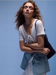 Elegancka bluzka z ozdobnymi wiązaniami - biały. Białe bluzki damskie Sinsay, l, bez wzorów, eleganckie, bez kołnierzyka, bez ramiączek. Za 25.99 zł.