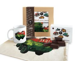 SKOT — paczka (Zawartość paczki: koszulka, torba, kubek, słodycze; Rozmiar koszulki / bluzy: M (damska); Kolor koszulki / bluzy: jasnoszary melanż; Ro. Szare bluzy damskie nikiniki, m, bez wzorów, z bawełny, biznesowe, bez kołnierzyka. Za 169.00 zł.