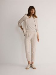 Spodnie jogger z zakładkami - beżowy. Brązowe spodnie materiałowe damskie Reserved, l, bez wzorów, z dzianiny. W wyprzedaży za 49.99 zł.