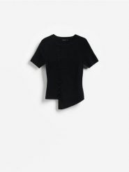 Sweter z dodatkiem wiskozy - czarny. Czarne swetry damskie Reserved, l, bez wzorów, z dzianiny, bez kołnierzyka, bez ramiączek, bez kaptura. Za 99.99 zł.