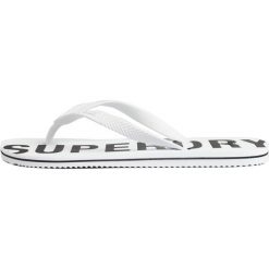 Japonki plażowe męskie Superdry Code Essential Flip Flop. Białe klapki męskie Superdry. W wyprzedaży za 67.00 zł.