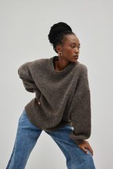 Sweter oversize z bufiastym rękawem w kolorze BROWN MELANGE - RIVERO-UNI. Brązowe swetry damskie Marsala, na zimę, bez wzorów, z poliamidu, wizytowe, bez kołnierzyka, bez ramiączek, bez kaptura. Za 349.90 zł.