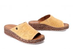 MANITU 900185-06 gelb, klapki damskie. Żółte klapki damskie Manitu, bez wzorów, ze skóry, bez obcasa. Za 229.42 zł.