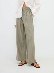 Szerokie spodnie z zakładkami i lnem - jasnozielony. Zielone spodnie materiałowe damskie Reserved, l, bez wzorów, z tkaniny. W wyprzedaży za 79.99 zł.