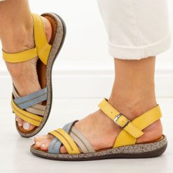 Żółto niebieskie skórzane sandały damskie T.Sokolski 910. Żółte sandały damskie Sokolski, bez wzorów, z jeansu, bez obcasa, na płaskiej podeszwie, bez zapięcia. Za 239.00 zł.