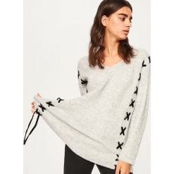 Sweter z gorsetowym wiązaniem - Jasny szar. Kardigany damskie marki Reserved. W wyprzedaży za 59.99 zł.
