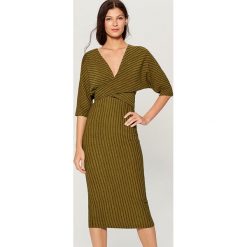 Dopasowana sukienka z wiązaniem - Khaki. Sukienki damskie marki Mohito. W wyprzedaży za 79.99 zł.