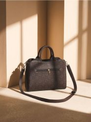 Torebka tote z imitacji skóry, z monogramem i odpinanym paskiem - wielobarwny. Torebki do ręki damskie Sinsay, bez wzorów, ze skóry, bez dodatków. Za 49.99 zł.