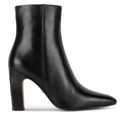 Botki GINO ROSSI. Czarne botki damskie Gino Rossi, bez obcasa, na słupku, bez zapięcia. Za 399.99 zł.