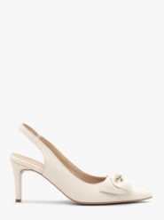 Kremowe czółenka damskie bez pięty slingback z kokardą OFELIA. Białe czółenka damskie Ryłko, bez wzorów, z materiału, biznesowe, ze szpiczastym noskiem, bez obcasa, na obcasie, bez zapięcia. Za 379.99 zł.