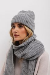 WEŁNIANA CZAPKA GILDA SZARA One size - Flawless. Szare czapki i kapelusze damskie Flawless, na zimę, bez wzorów, z kaszmiru, eleganckie. Za 195.50 zł.