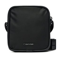 Saszetka Calvin Klein. Czarne saszetki męskie Calvin Klein, z nylonu, młodzieżowe, małe. Za 219.99 zł.