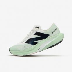 Buty do biegania damskie New Balance Fuelcell Rebel V4. Obuwie sportowe damskie New Balance, bez wzorów, z kauczuku, do biegania. W wyprzedaży za 549.99 zł.