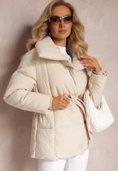 Jasnobeżowa Pikowana Kurtka z Paskiem w Talii i Szerokim Kołnierzem Fusteni. Brązowe kurtki damskie Renee, na zimę, l, bez wzorów, z materiału, bez kaptura. Za 239.99 zł.