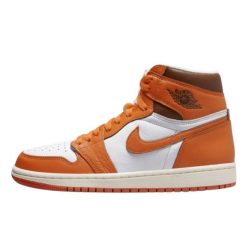 Buty do chodzenia dla dorosłych Air Jordan 1 Retro High OG Starfish. Białe obuwie sportowe damskie Jordan, bez wzorów, ze skóry, do koszykówki. Za 718.30 zł.