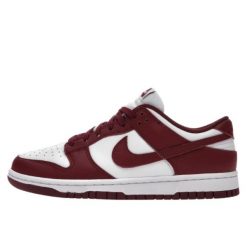 Buty do chodzenia dla dorosłych Nike Dunk Low Bordeaux. Czerwone obuwie sportowe damskie Nike, bez wzorów, trekkingowe. W wyprzedaży za 659.25 zł.