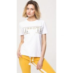 Biały T-shirt Sustainability. Białe t-shirty damskie Born2be, s, bez wzorów, bez kołnierzyka. Za 24.99 zł.