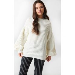 NA-KD Sweter z dzianiny z bufiastym rękawem - White. Swetry damskie NA-KD, z dzianiny, z golfem. W wyprzedaży za 36.59 zł.
