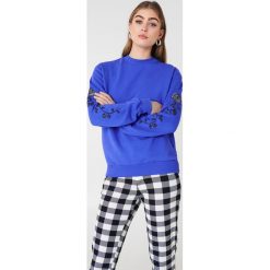 NA-KD Bluza z wyszywanymi różami na rękawach - Blue. Niebieskie bluzy damskie NA-KD. Za 133.95 zł.