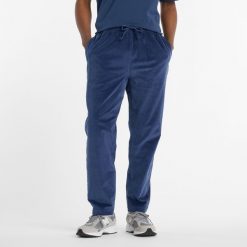 Spodnie męskie New Balance MP53521NNY – granatowe. Niebieskie spodnie materiałowe męskie New Balance, l, bez wzorów, z bawełny, klasyczne. Za 599.99 zł.
