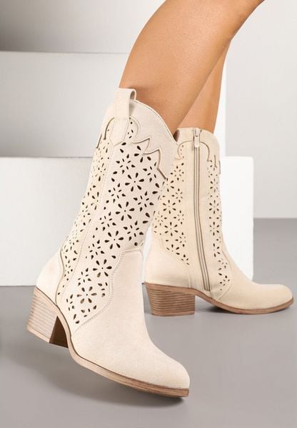 Beżowe Botki Kowbojki na Słupku z Ażurową Cholewką Ravsemi. Brązowe botki damskie Renee, boho, bez obcasa, na obcasie, bez zapięcia. Za 129.99 zł.