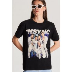 Koszulka z nadrukiem n sync - Czarny. T-shirty damskie marki Cropp. Za 59.99 zł.