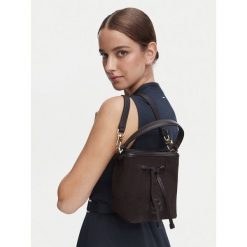 Torebka BOSS. Brązowe torebki do ręki damskie Boss, bez wzorów, klasyczne, bez dodatków. Za 699.99 zł.